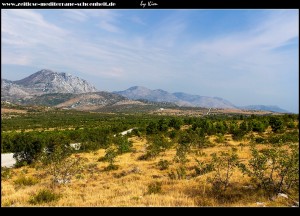 Willkommen im wilden Westen - Straße südöstlich von Visočani mit Blick auf den Berg Tmor