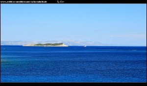 Fußmarsch zur Bucht Zaglav mit Blick auf die Insel Greben und im Hintergrund Hvar