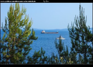 Frachtschiff wartet auf Einlass in den Hafen von Split