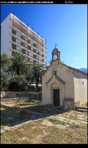 Kirche Sv. Jure und die archäologische Ausgrabungsstätte - dahinter das Hotel Neptun
